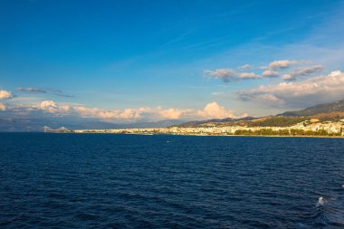 Yunanistan 'ın İyon Denizi' nde gün batımında Rion-Antirion köprüsü ve Patra limanındaki feribot gemisinden görüntü 