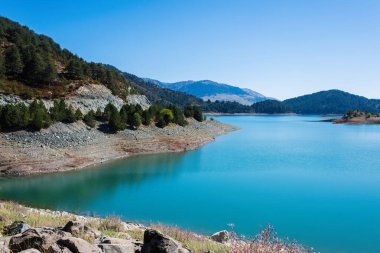 Epirus Metsovo 'daki Aoos Springs Gölü. Yunanistan 'ın kuzeyindeki Pindus dağları. Techniti Limni Aoou Gölü