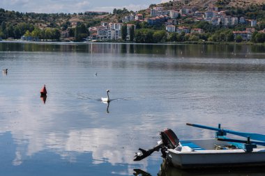 Kastoria kasabası ve Orestias Gölü 'nün panoramik manzarası. Yunanistan