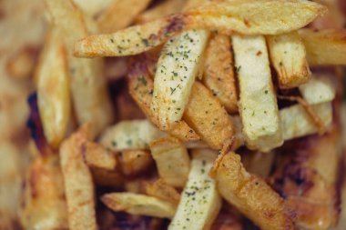 Yunan salatası, patates kızartması ve tzatziki soslu tavuk çorbası.