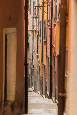 Liguria, İtalya 'daki küçük renkli köy Lerici' de renkli binaların olduğu dar bir cadde.