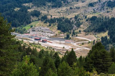 Metsovo 'daki Highway kavşağında. Metsovitikos Köprüsü. Epirus, Yunanistan 'ın kuzeyindeki Pindus dağları