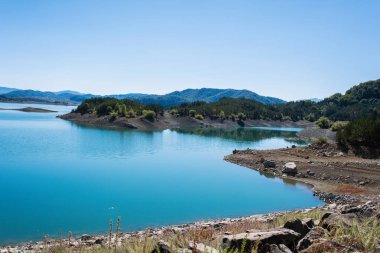 Gündüz dağlardaki mavi göl manzarası, seyahat kavramı. 