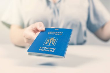Havaalanında göçmenlik ve pasaport kontrolü. Ukrayna pasaportlu kadın sınır kontrol memuru. Kavram
