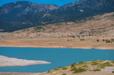Gündüz dağlardaki mavi göl manzarası, seyahat kavramı. 