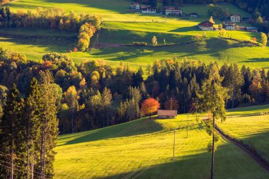 Vttis köyünün panoraması ve gün batımında İsviçre Alpleri 'nin arka planında köprü. St. Gallen, İsviçre. Üst görünüm