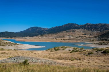 Gündüz dağlardaki mavi göl manzarası, seyahat kavramı. 