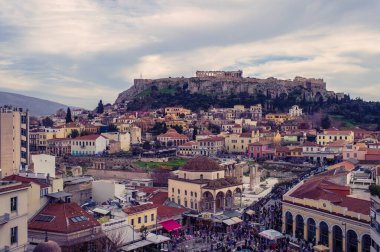 Atina, Yunanistan, 03.03.2018: Arka planda Lycabettus tepesi bulunan Atina şehri manzarası. Atina manzaralı Plaka mahallesi