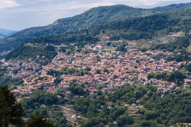 Metsovo 'nun panoramik görünümü, Yunanistan' ın kuzeyindeki Pindus dağlarında Epirus 'ta bir kasabadır.