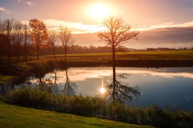 Gölde güzel bir gün batımı.