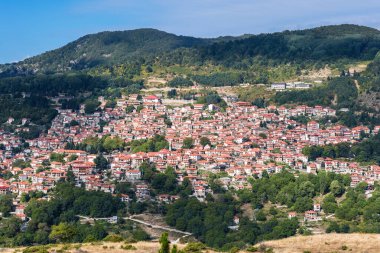Metsovo 'nun panoramik görünümü, Yunanistan' ın kuzeyindeki Pindus dağlarında Epirus 'ta bir kasabadır.