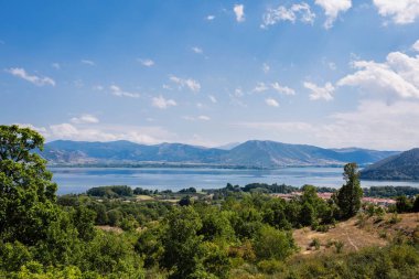 Kastoria kasabası ve Orestias Gölü civarındaki dağdan panoramik manzara. Yunanistan
