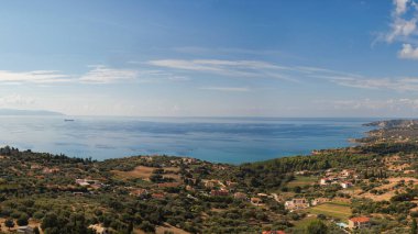 Kefalonia adasının dağ ve iyon denizli manzarası. Yunanistan.