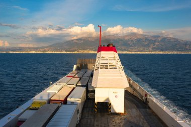  Büyük feribot gün batımında Patra şehrinden araba ve yolcu taşıyor. İyon Denizi, Yunanistan.