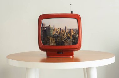 New York 'taki modern Manhattan' ın eski bir televizyon ekranındaki görüntüsü. Yaratıcı kavram