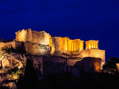 Atina, Yunanistan 'da aydınlatmalı akropolis. Parthenon Tapınağı. Gece sahnesi