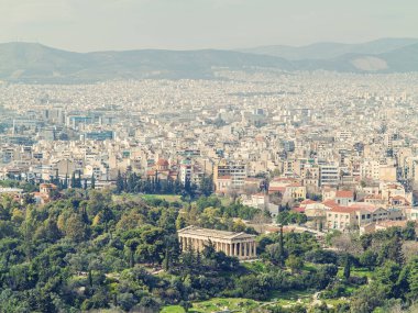 Arka planda Lycabettus tepesi olan Atina şehri manzarası. Atina manzaralı Plaka mahallesi 