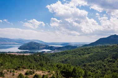 Kastoria kasabası ve Orestias Gölü civarındaki dağdan panoramik manzara. Yunanistan