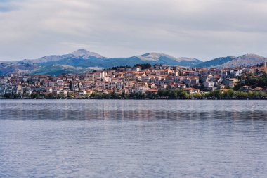 Kastoria kasabası ve Orestias Gölü 'nün panoramik manzarası. Yunanistan
