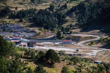 Metsovo 'daki Highway kavşağında. Metsovitikos Köprüsü. Epirus, Yunanistan 'ın kuzeyindeki Pindus dağları