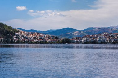 Kastoria kasabası ve Orestias Gölü civarındaki dağdan panoramik manzara. Yunanistan