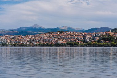 Kastoria kasabası ve Orestias Gölü 'nün panoramik manzarası. Yunanistan