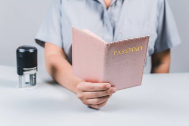 Havaalanında göçmenlik ve pasaport kontrolü. Kadın sınır kontrol memuru pasaportuna mühür basıyor. Kavram