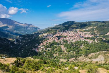 Metsovo Dağı ve Metsovitikos Köprüsü 'nün panoramik manzarası. Epirus, Yunanistan 'ın kuzeyindeki Pindus dağları
