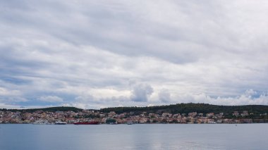 Yunanistan 'ın Kefalonia adasındaki Argostoli kentinin gün batımı manzarası.