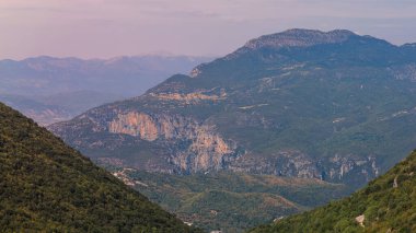 Yunanistan 'ın Zagoria bölgesindeki arazi ve dağ. Pindus Dağı Ulusal Parkı