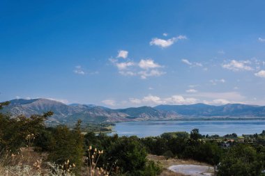 Kastoria kasabası ve Orestias Gölü civarındaki dağdan panoramik manzara. Yunanistan