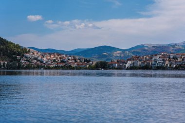Kastoria kasabası ve Orestias Gölü 'nün panoramik manzarası. Yunanistan