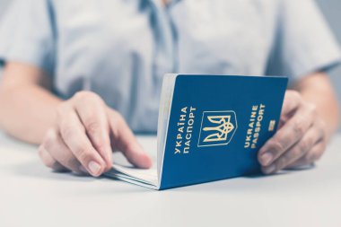 Havaalanında göçmenlik ve pasaport kontrolü. Ukrayna pasaportlu kadın sınır kontrol memuru. Kavram