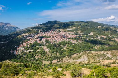 Metsovo 'nun panoramik görünümü, Yunanistan' ın kuzeyindeki Pindus dağlarında Epirus 'ta bir kasabadır.