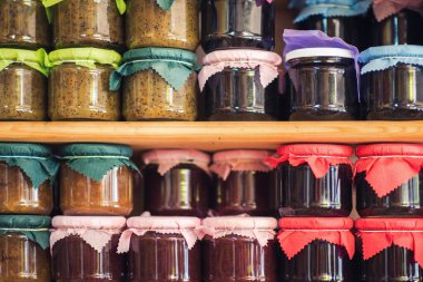 Yerel dükkanların raflarında Yunan ev yapımı reçel ve konserve yiyecekler