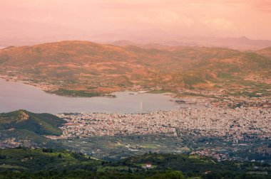 Volos Yunan şehir batımında Panoraması. Volos Yunanistan. Volos dağda üzerinden görüntülemek