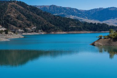 Epirus Metsovo 'daki Aoos Springs Gölü. Yunanistan 'ın kuzeyindeki Pindus dağları. Techniti Limni Aoou Gölü