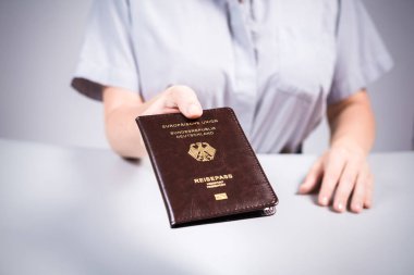 Havaalanında göçmenlik ve pasaport kontrolü. Alman pasaportlu bir kadın sınır kontrol subayı. Kavram