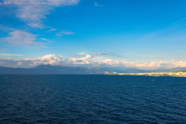 Yunanistan 'ın İyon Denizi' nde gün batımında Rion-Antirion köprüsü ve Patra limanındaki feribot gemisinden görüntü 