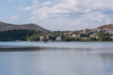 Kastoria kasabası ve Orestias Gölü 'nün panoramik manzarası. Yunanistan