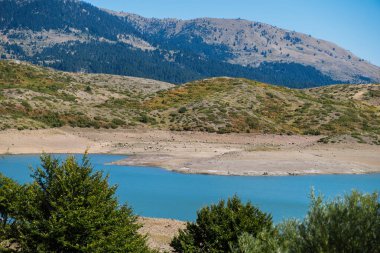 Epirus Metsovo 'daki Aoos Springs Gölü. Yunanistan 'ın kuzeyindeki Pindus dağları. Techniti Limni Aoou Gölü