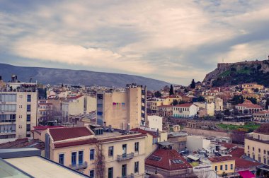 Atina, Yunanistan, 03.03.2018: Arka planda Lycabettus tepesi bulunan Atina şehri manzarası. Atina manzaralı Plaka mahallesi