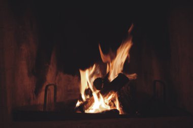 alevler şöminede ateş.