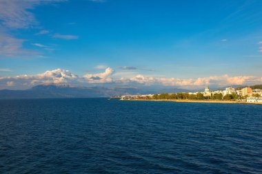 Şehrin gündüz deniz kıyısındaki hava manzarası, seyahat kavramı. 