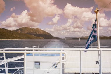 Yunan bayrağı denizin Adaları ve gemiler karşısında arka planı gemide. İyon Denizi deniz yolculuğu.