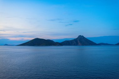 Günbatımında feribottan Yunan adası Atokos manzarası. İyon Denizi 'ndeki Yunan adaları