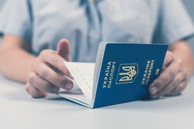 Havaalanında göçmenlik ve pasaport kontrolü. Ukrayna pasaportlu kadın sınır kontrol memuru. Kavram