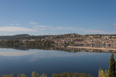 Yunanistan 'ın Kefalonia adasındaki Argostoli kentinin gün batımı manzarası.