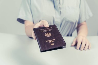 Havaalanında göçmenlik ve pasaport kontrolü. Alman pasaportlu bir kadın sınır kontrol subayı. Kavram