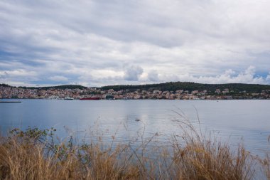 Yunanistan 'ın Kefalonia adasındaki Argostoli kentinin gün batımı manzarası.